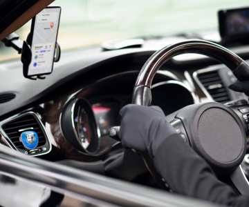 Steering wheel and next to it GPS-navigation